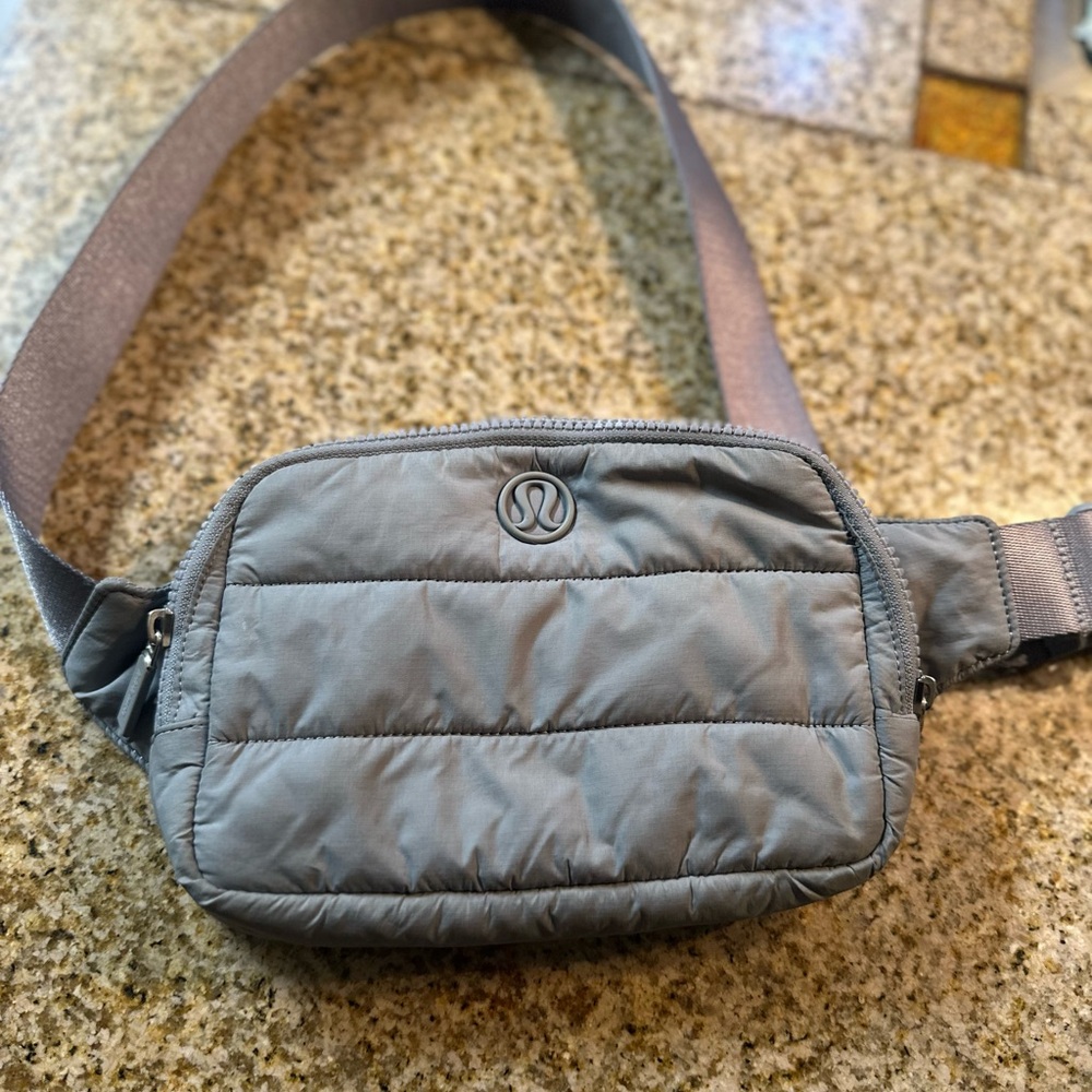 Lululemon Everywhere Belt Bag Large 2L "Wunder Puff" in gray.